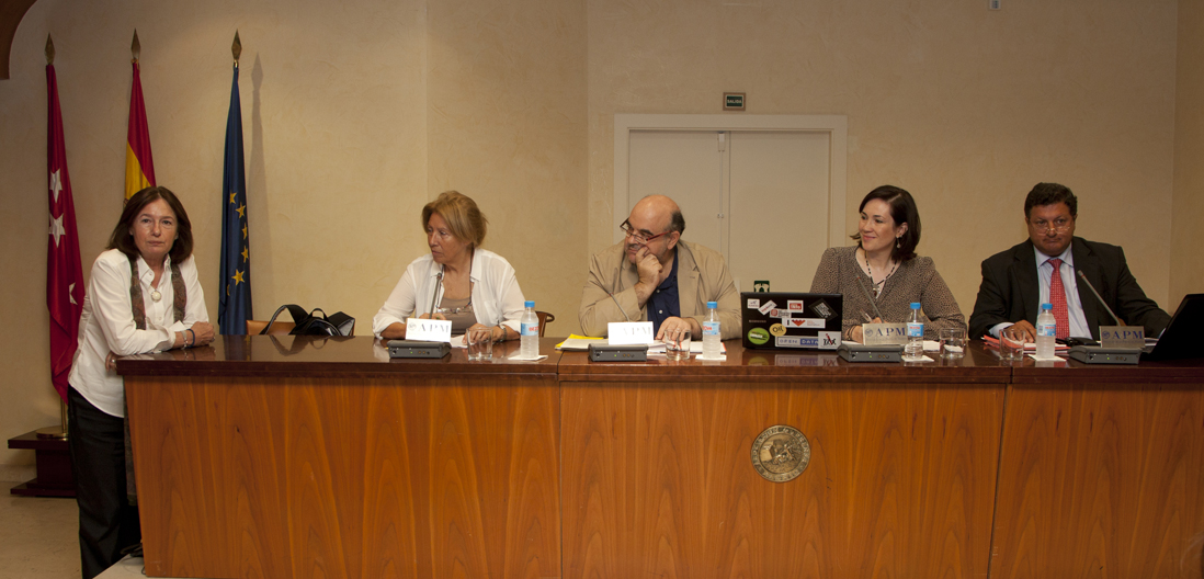 De Izq., a dcha., Marisa Ciriza, vicepresidenta de la APM; Ana Etchenique (CECU); Miguel &Aacute;ngel Calder&oacute;n (Amnist&iacute;a Internacional Espa&ntilde;a); Helen Darbishire (AIE) y Manuel S&aacute;nchez de Diego (UCM). Fotos: Miguel &Aacute;ngel Benedicto/APM